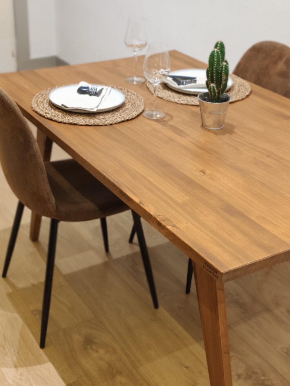 Mesa comedor en madera maciza Klara, diseño inspirado en el Movimiento Moderno, ideal como mesa de comedor, pero también como mesa de escritorio para proyectos creativos.