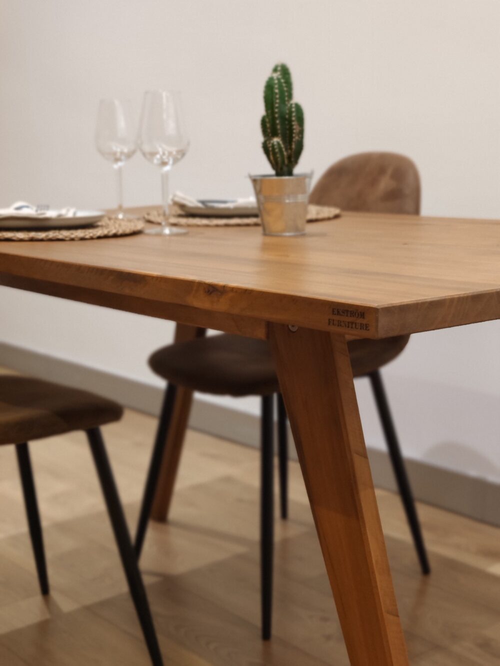 Mesa comedor en madera maciza Klara, diseño inspirado en el Movimiento Moderno, ideal como mesa de comedor, pero también como mesa de escritorio para proyectos creativos.