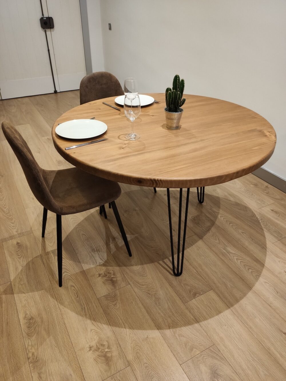 Mesa comedor en madera maciza Vänern Runda, modelo de mesa redonda para optimizar el espacio, más sólida y fuerte.
