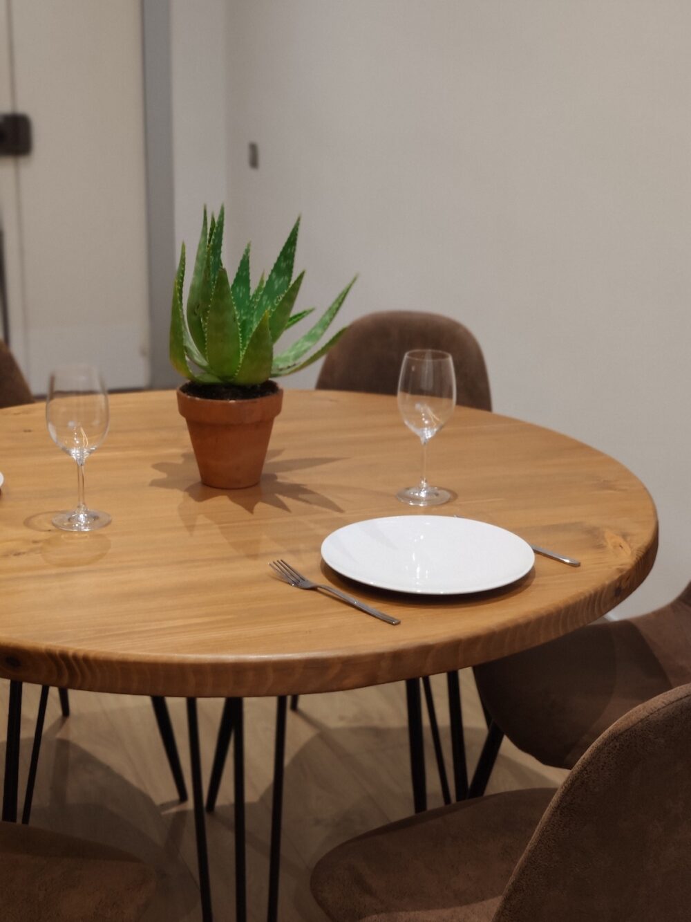 Mesa comedor en madera maciza Vänern Runda, modelo de mesa redonda para optimizar el espacio, más sólida y fuerte.