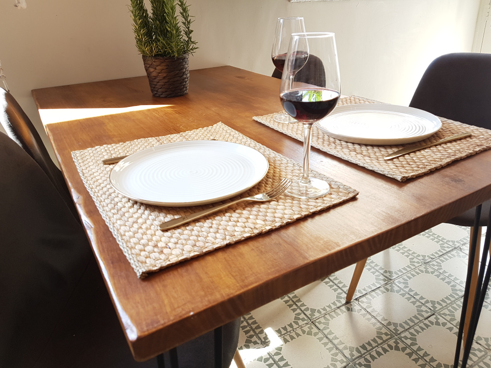 Mesa comedor en madera maciza Väsman, una mesa que funciona para una cocina pequeña, tiene nuestro carácter, piezas y mezcla.