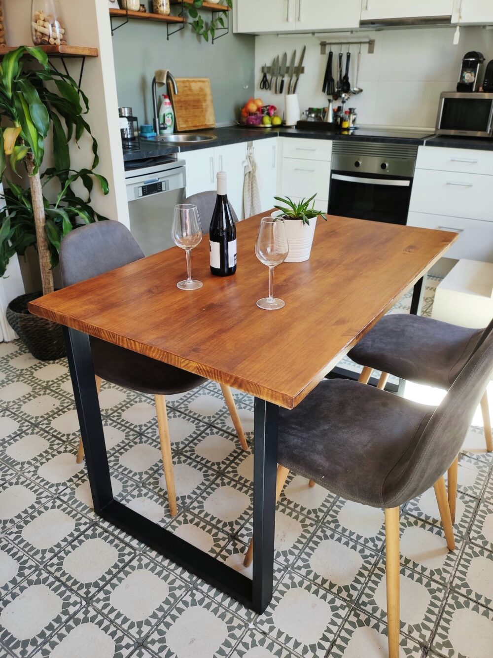 Mesa de madera maciza Vättern en una cocina luminosa y con suelo hidráulico