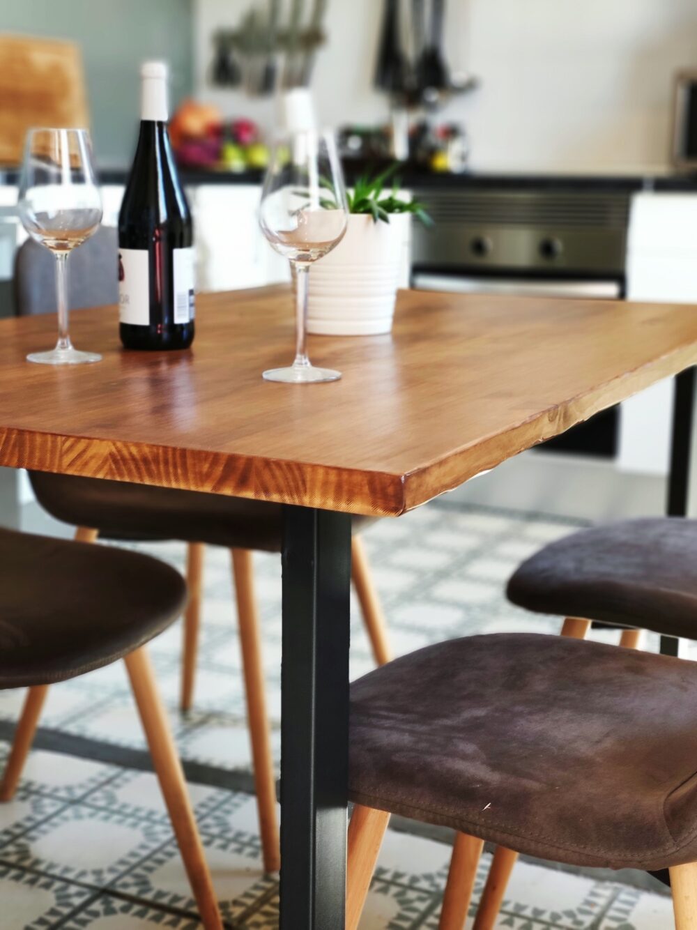 Mesa comedor en madera maciza Vättern, llama la atención por sus patas e Inspirada en el mobiliario industrial de mediados del siglo XX.