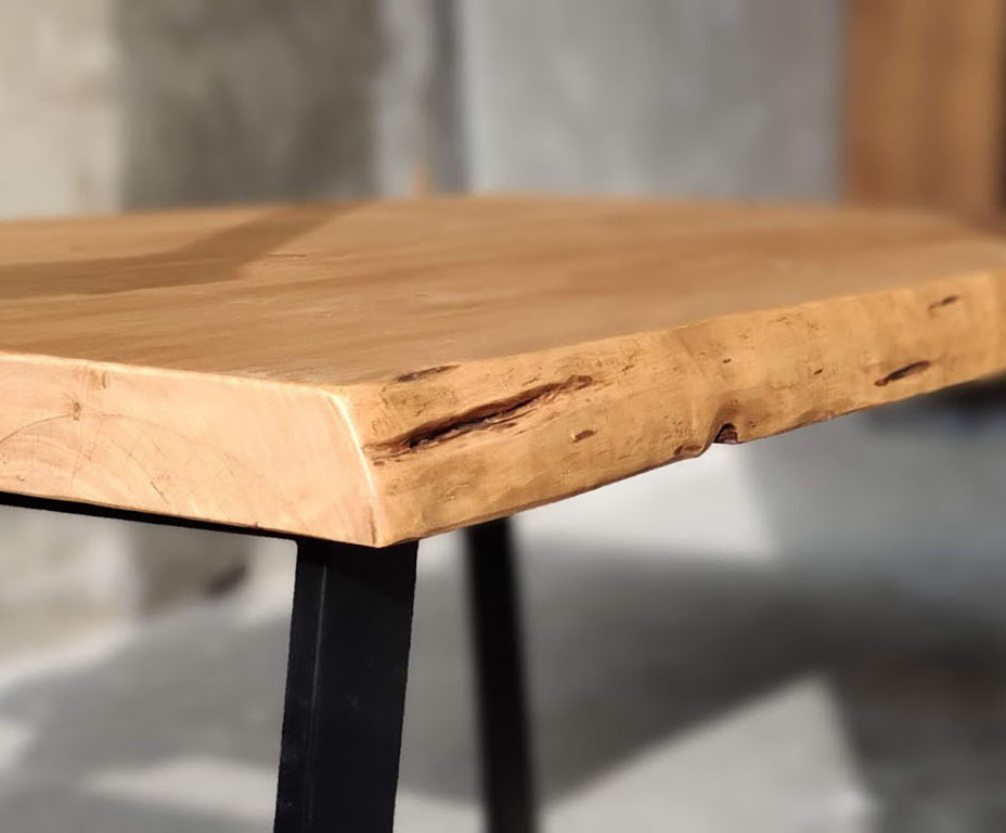 Mesa comedor en madera maciza Sju con dos ejes fuerte, con carácter y los bordes muy vivos cerca.