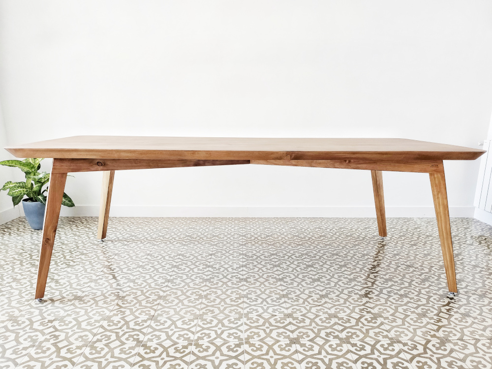 Mesa de madera maciza Emån en un salón de estilo minimalista