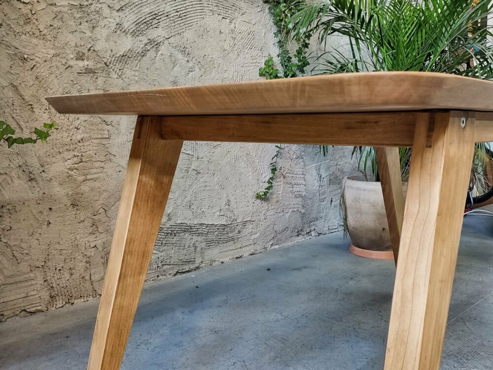Mesa comedor en madera maciza Klara Smal, saca el lado más coqueto de la Klara original, redondeando los bordes con un efecto más moderno y blando aunque igual de moderno.