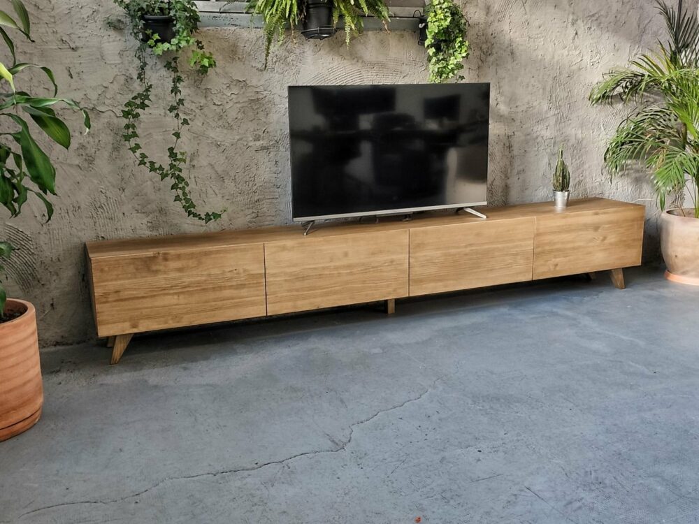 Mueble de tv en madera maciza Milån XL con 4 módulos abatibles que internamente se dividen en 2 espacios sobre un fondo gris