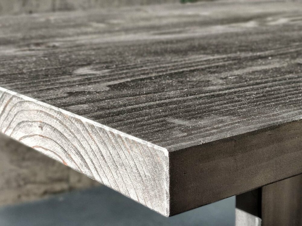 Mesa comedor en madera maciza Svart, formada con el tratamiento Intense Black que subraya los nudos y le da este aspecto tan sólido e industrial a la vez.