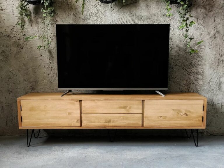 Lee más sobre el artículo Cómo elegir el mueble de TV de madera maciza perfecto para tu hogar.